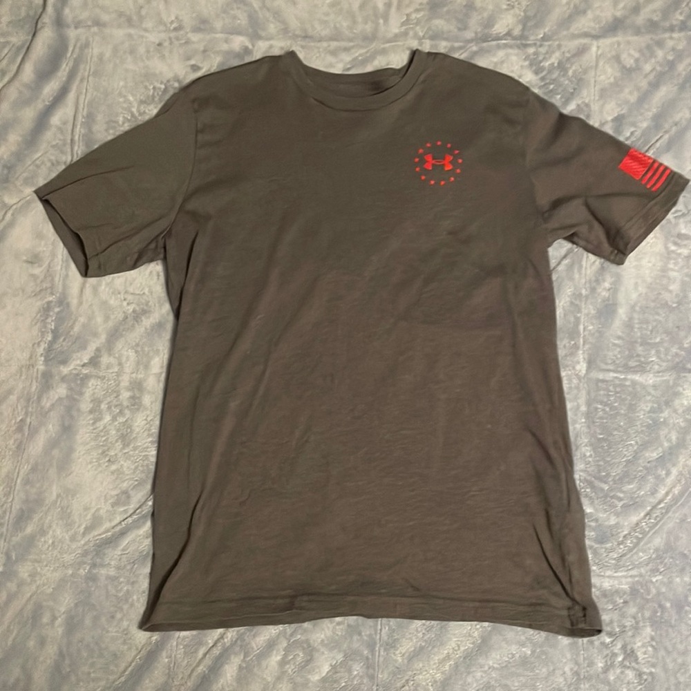 Men’s Gray Under Armour Loose Medium Heat Gear - MAKE AN OFFER